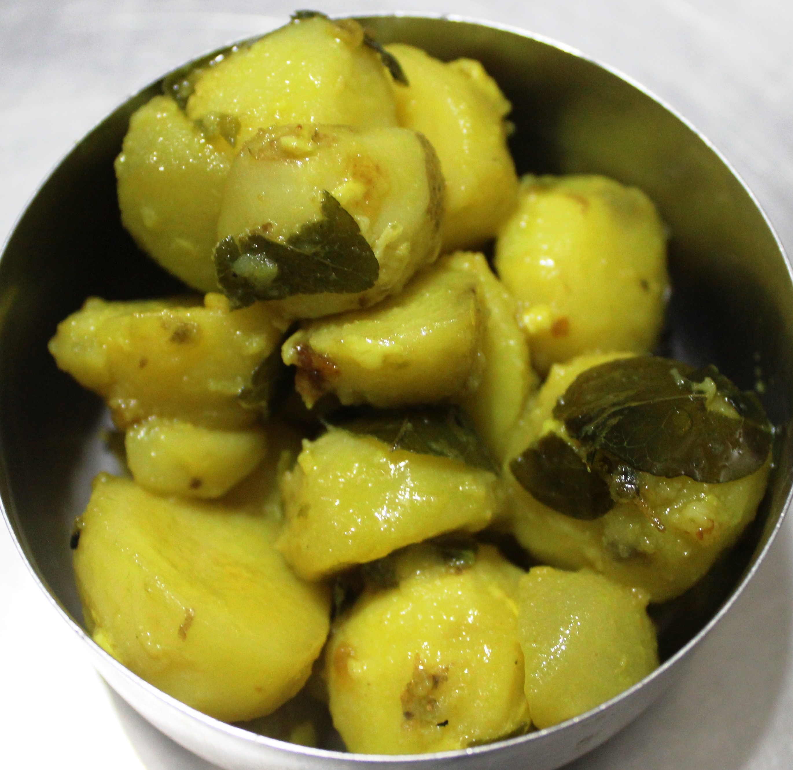VEGETARIAN FOOD: The Recipe of Spicy Potatoes in the strong pungent flavour of garlic & green chillies in masalahealth.in